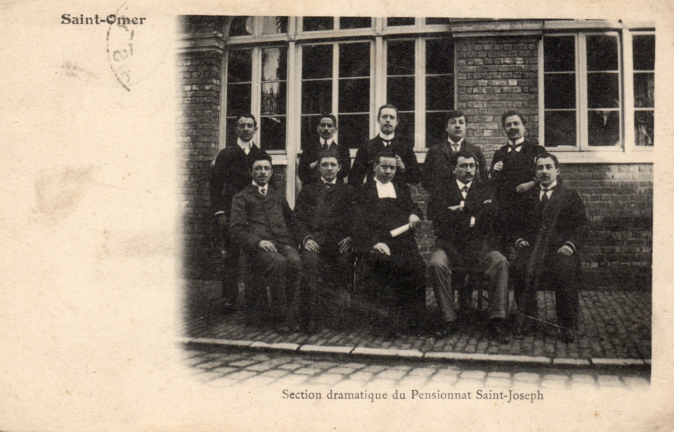 c'est la section d'art dramatique  du pensionnat . Au centre on aperçoit un prêtre, les autres professeurs étaient des laïques.